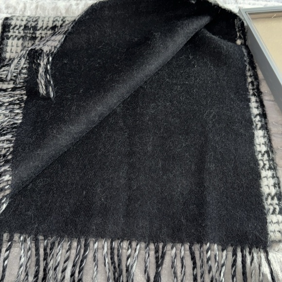 Preloved Christian Dior scarf excellent condition black n white comes with box - Picture 4 of 4